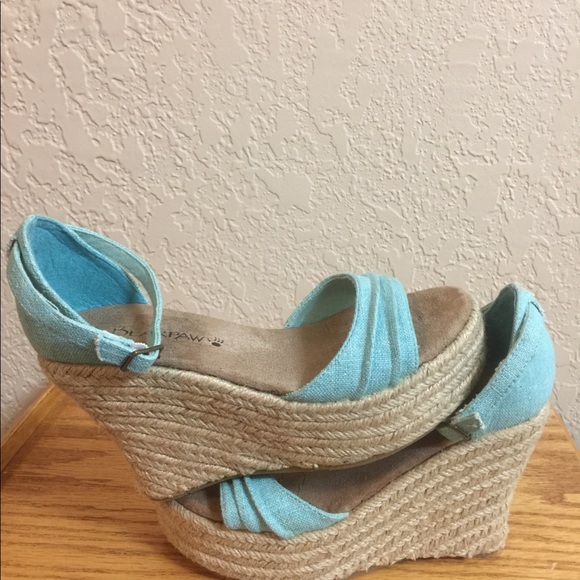 NWOT BearPaw women’s Tiffany Blue Sandals. - Picture 5 of 8